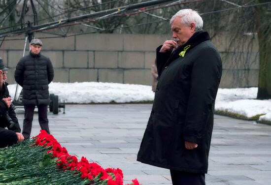 Возложение венков и цветов на Пискаревском мемориальном кладбище