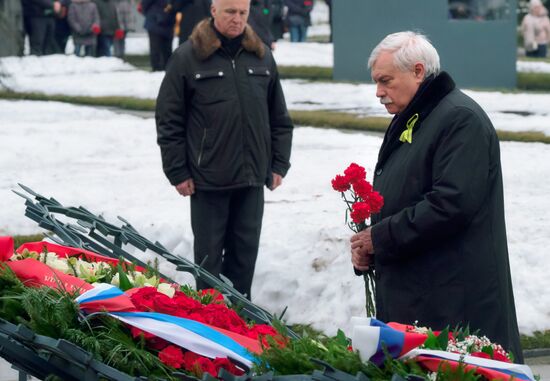 Возложение венков и цветов на Пискаревском мемориальном кладбище