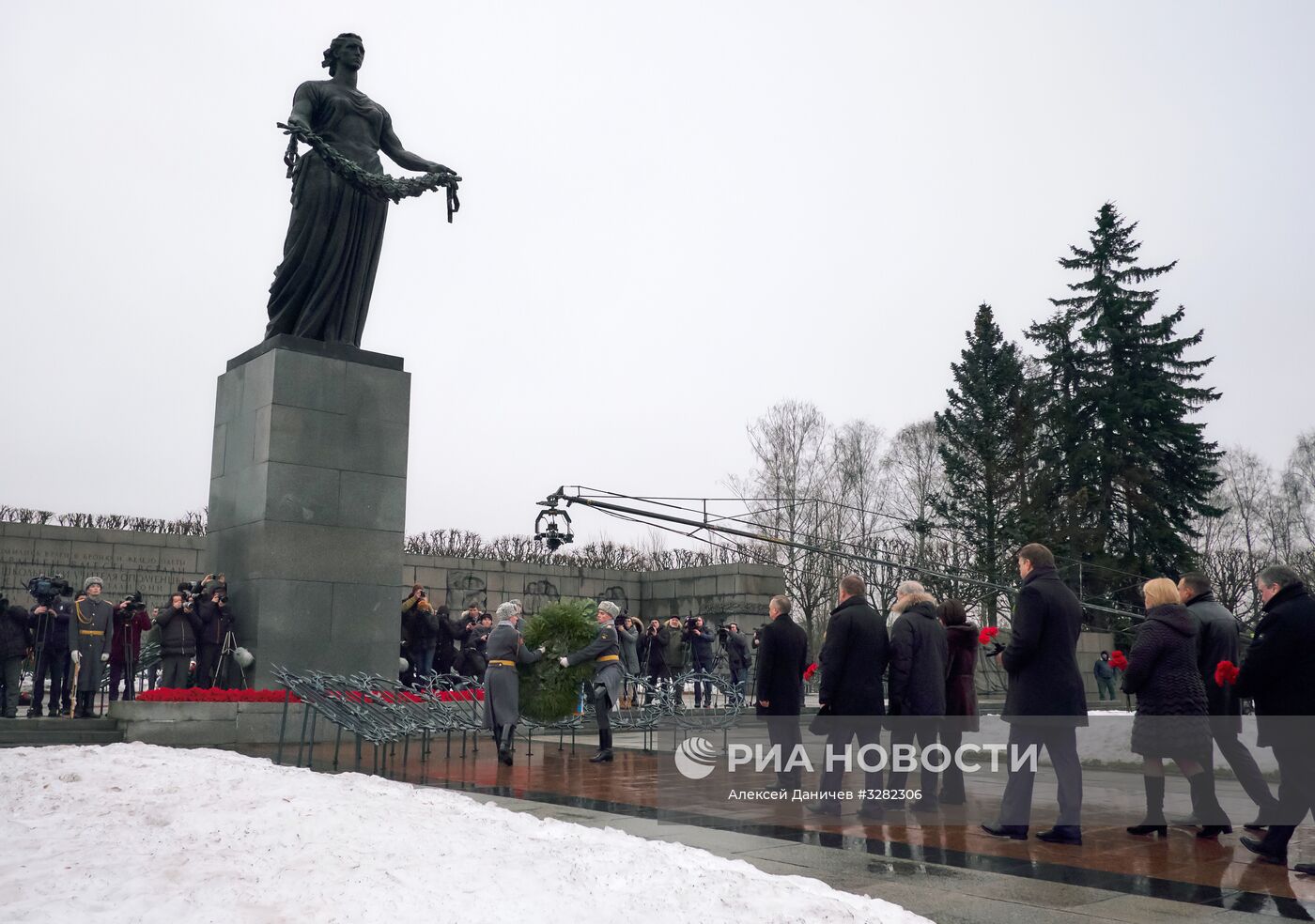 Возложение венков и цветов на Пискаревском мемориальном кладбище