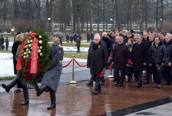 Возложение венков и цветов на Пискаревском мемориальном кладбище