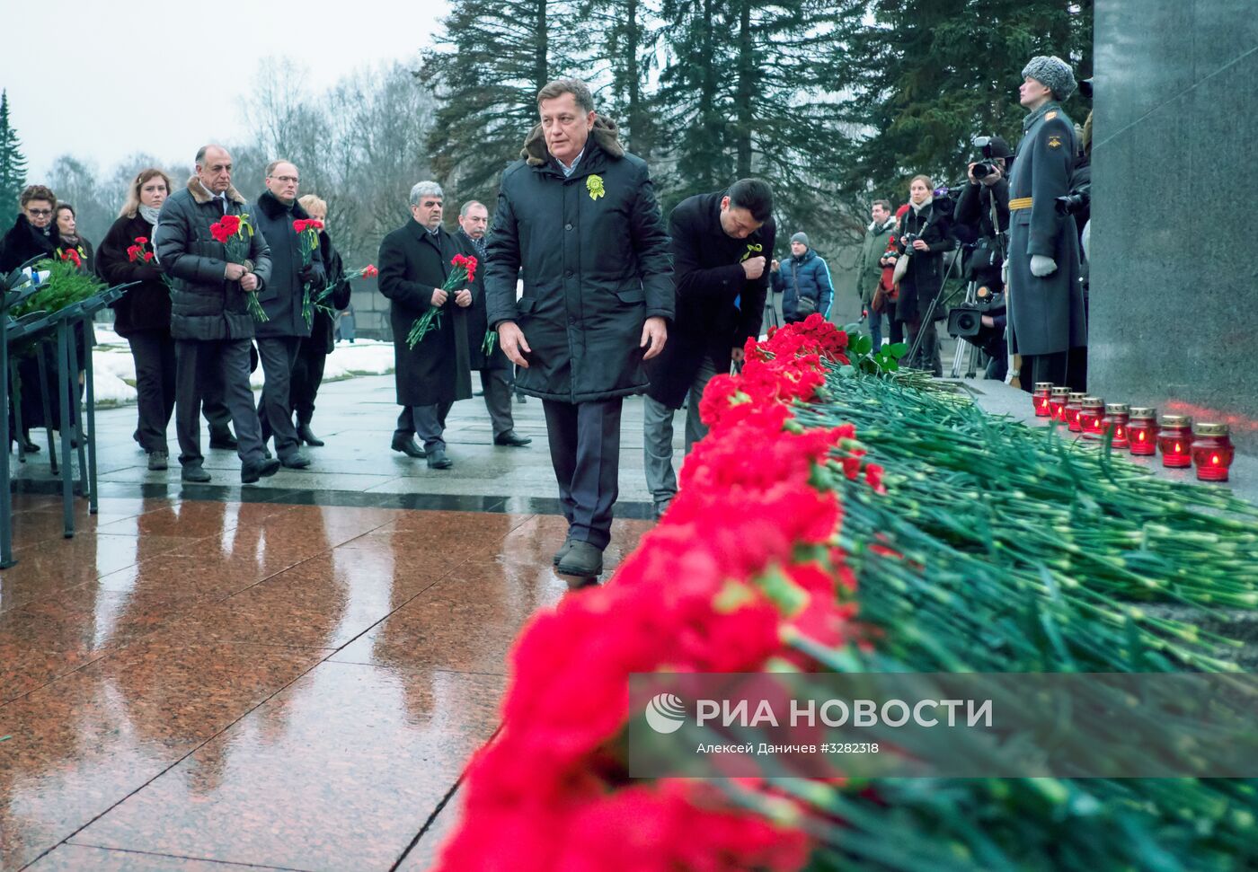 Возложение венков и цветов на Пискаревском мемориальном кладбище