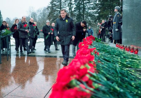 Возложение венков и цветов на Пискаревском мемориальном кладбище