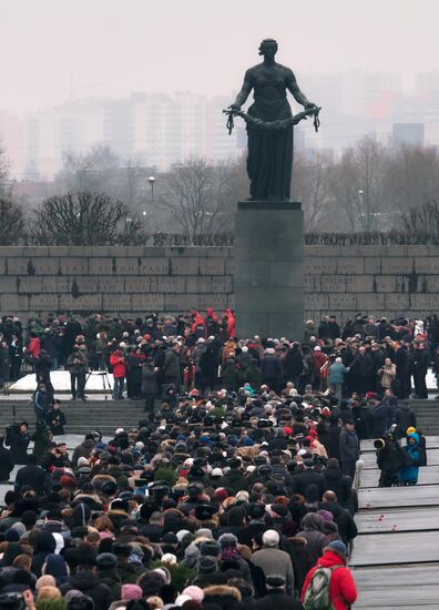 Возложение венков и цветов на Пискаревском мемориальном кладбище