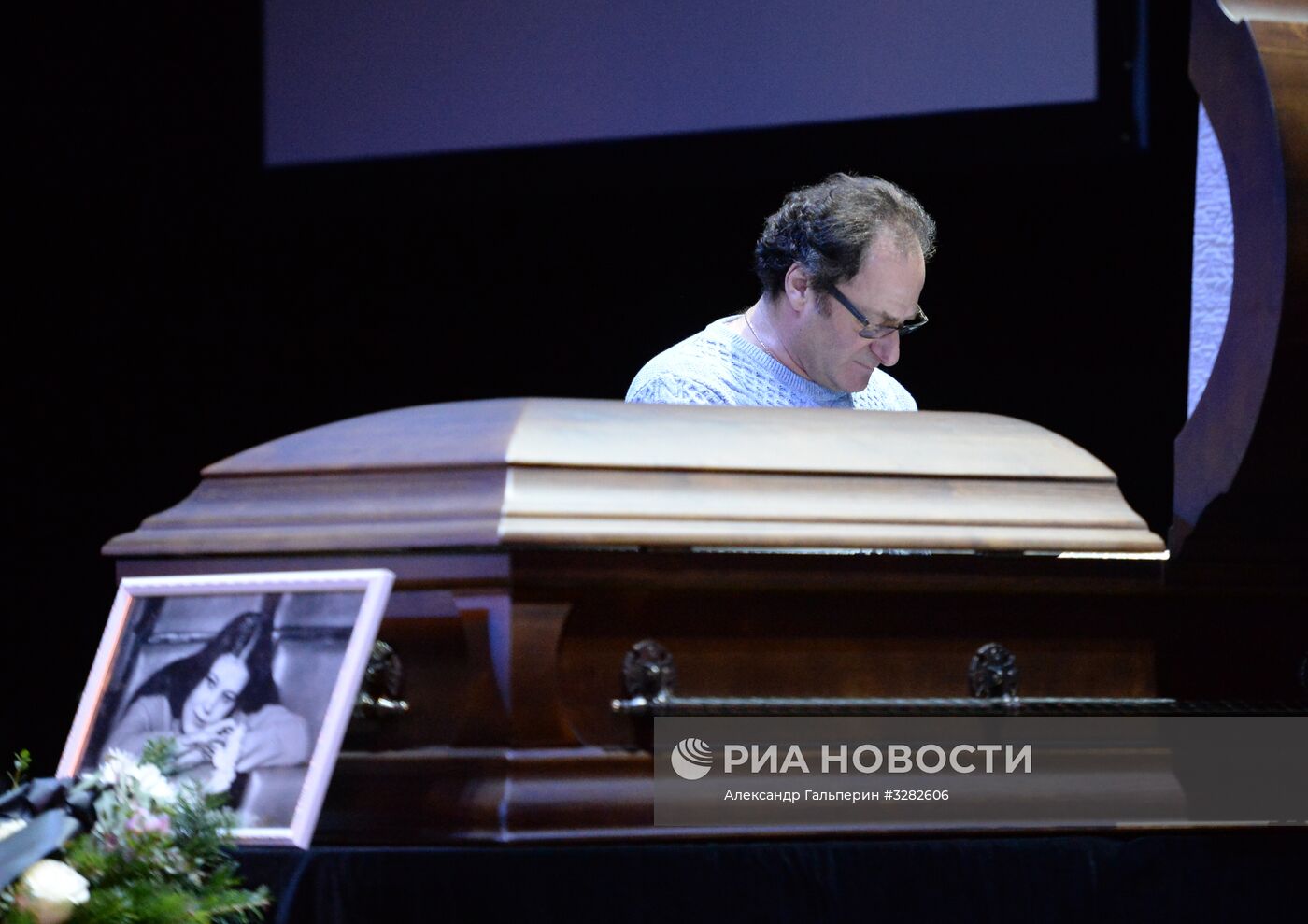 Прощание с певицей Л. Сенчиной в Санкт-Петербурге