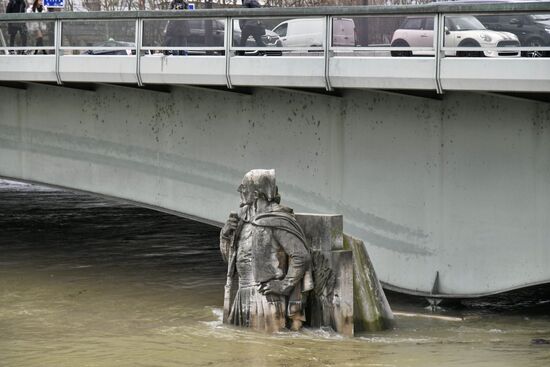 Уровень воды в реке Сене достиг пика