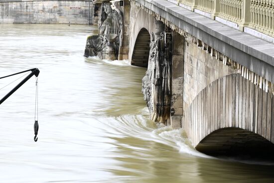 Уровень воды в реке Сене достиг пика