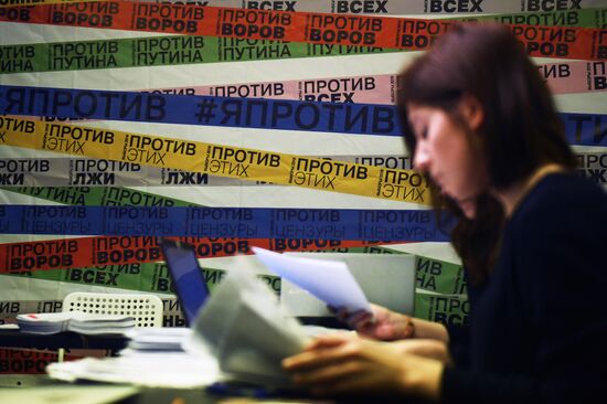 Подготовка подписных листов для подачи в ЦИК РФ в предвыборном штабе К. Собчак