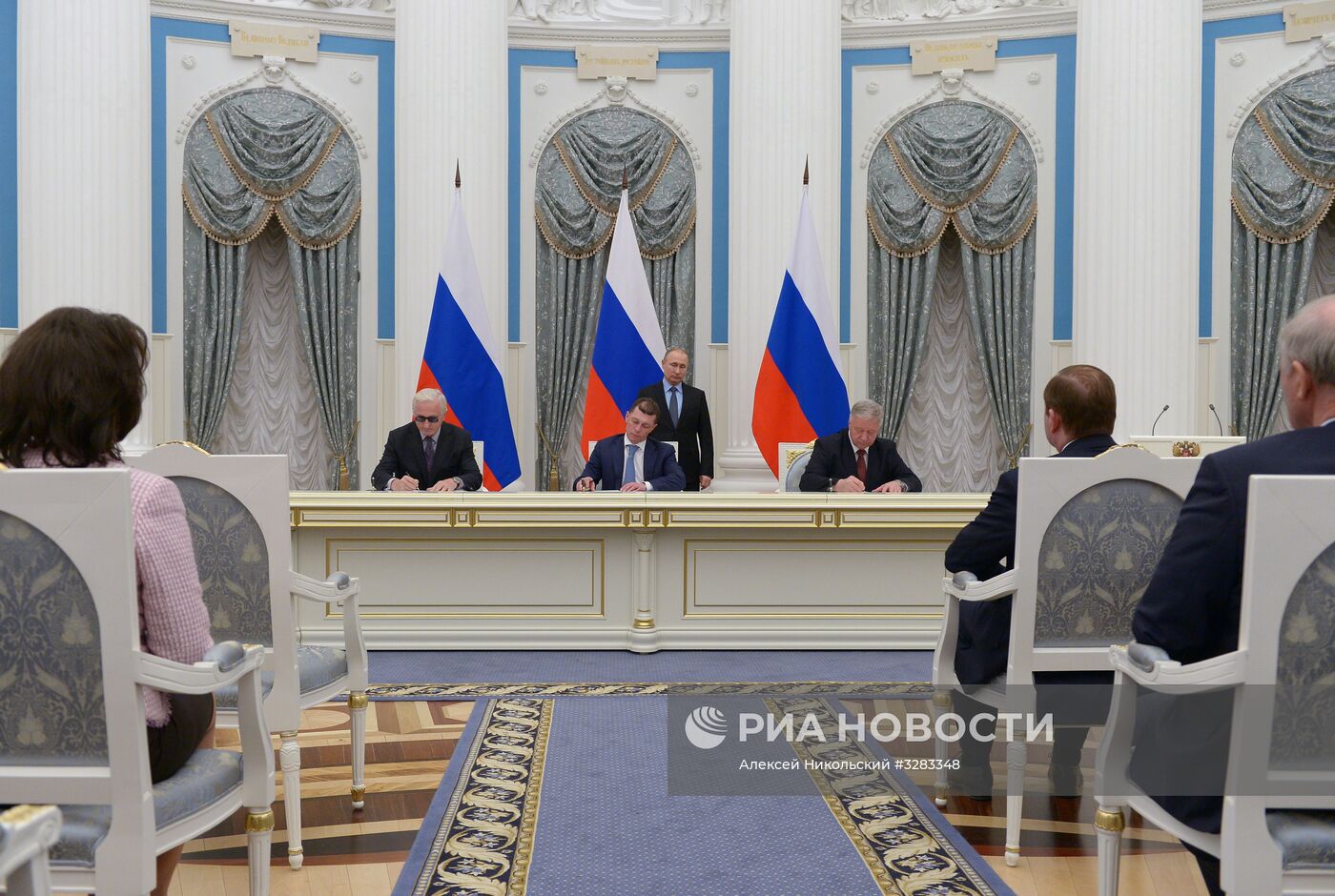 Президент РФ В. Путин на церемонии подписания соглашения между общероссийскими объединениями профсоюзов, работодателей и правительством РФ