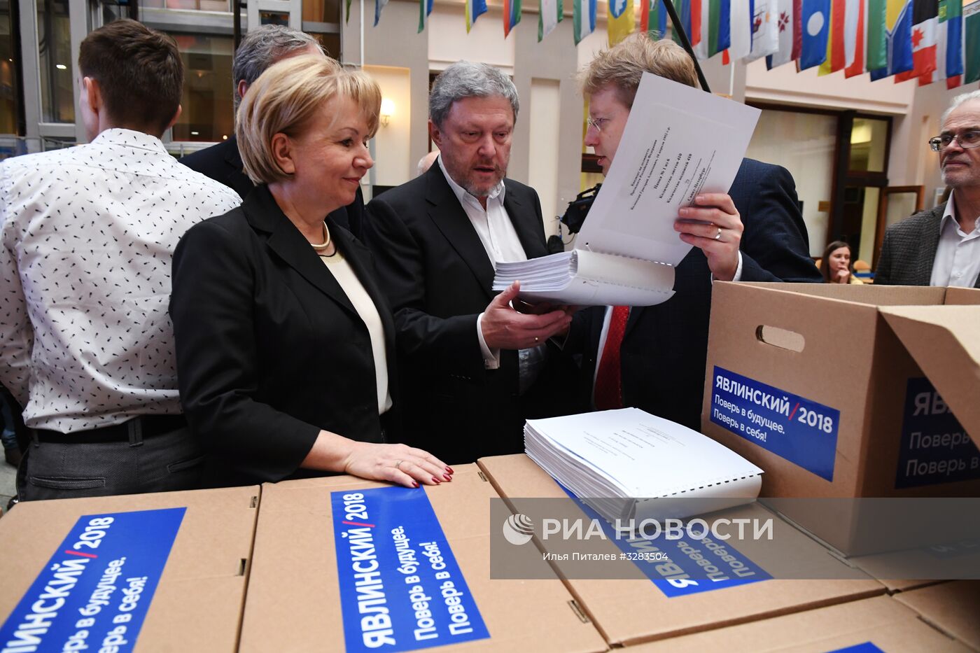 Передача подписей в поддержку регистрации Г. Явлинского на выборах президента РФ