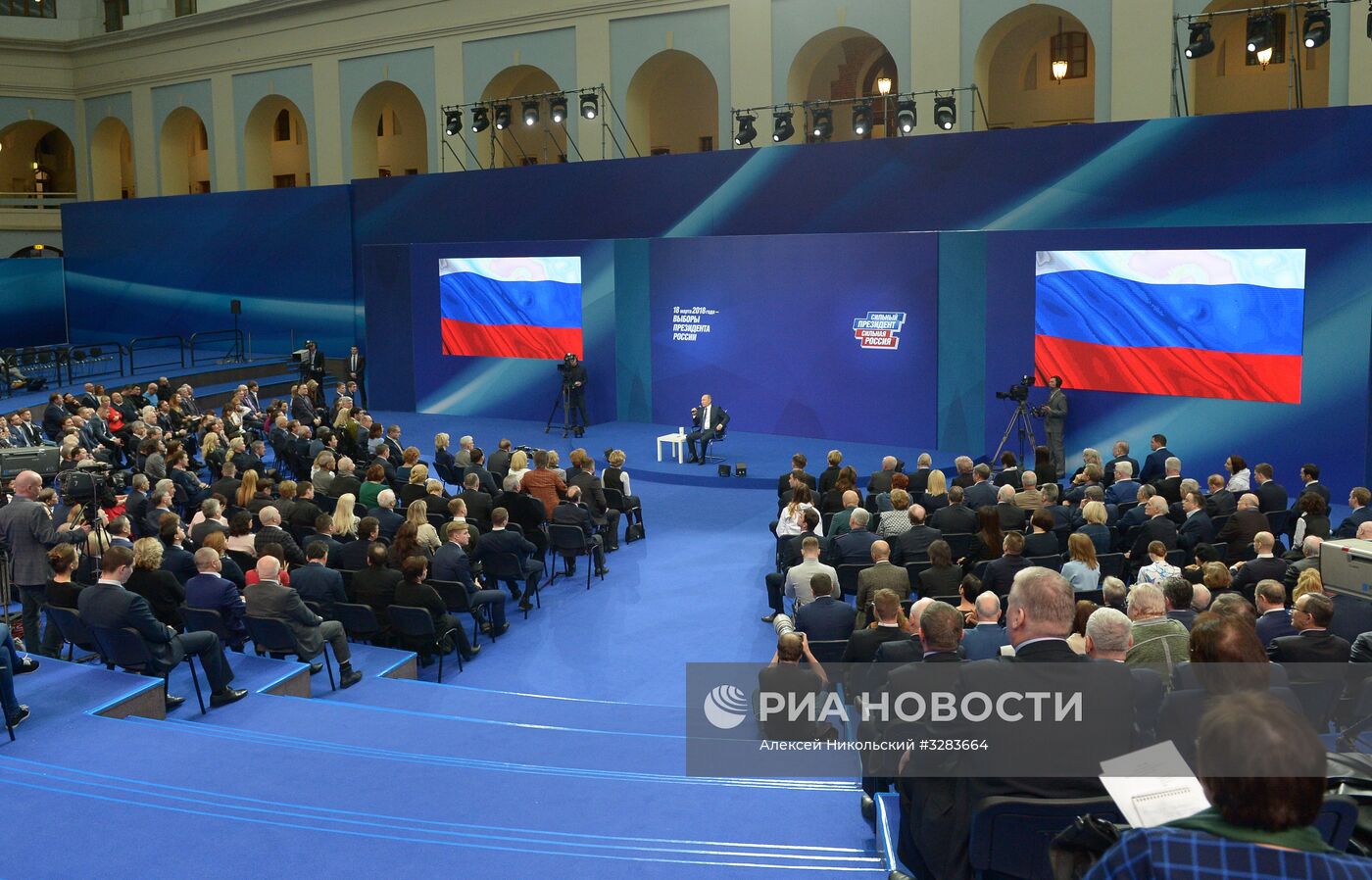 Кандидат в президенты РФ В. Путин встретился со своими доверенными лицами
