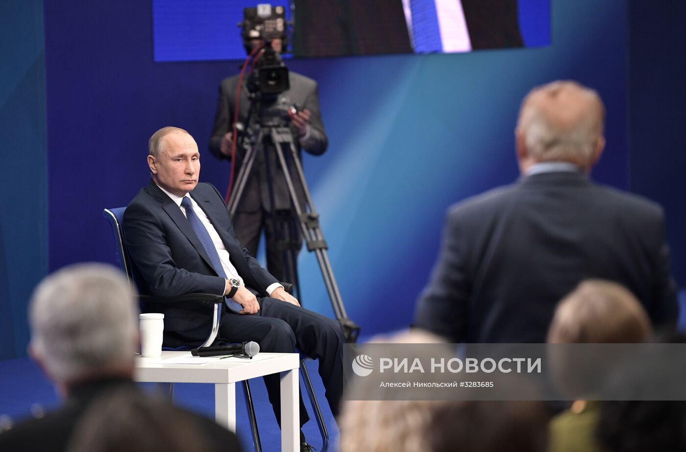 Кандидат в президенты РФ В. Путин встретился со своими доверенными лицами