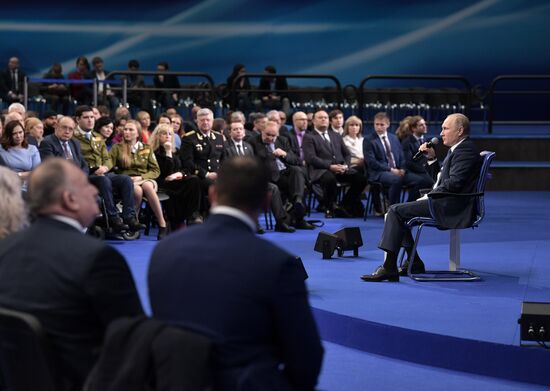 Кандидат в президенты РФ В. Путин встретился со своими доверенными лицами