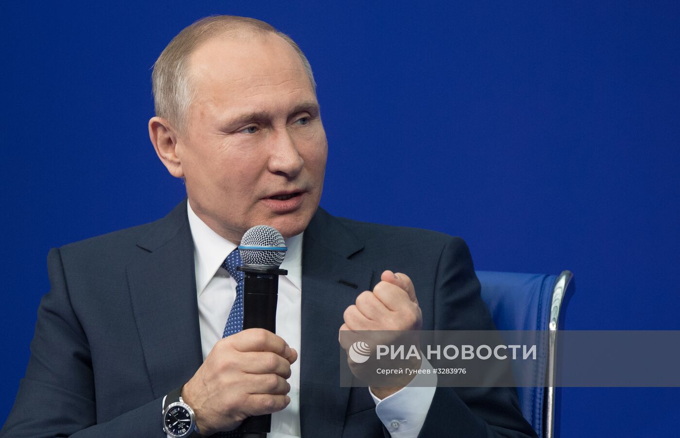 Кандидат в президенты РФ В. Путин встретился со своими доверенными лицами