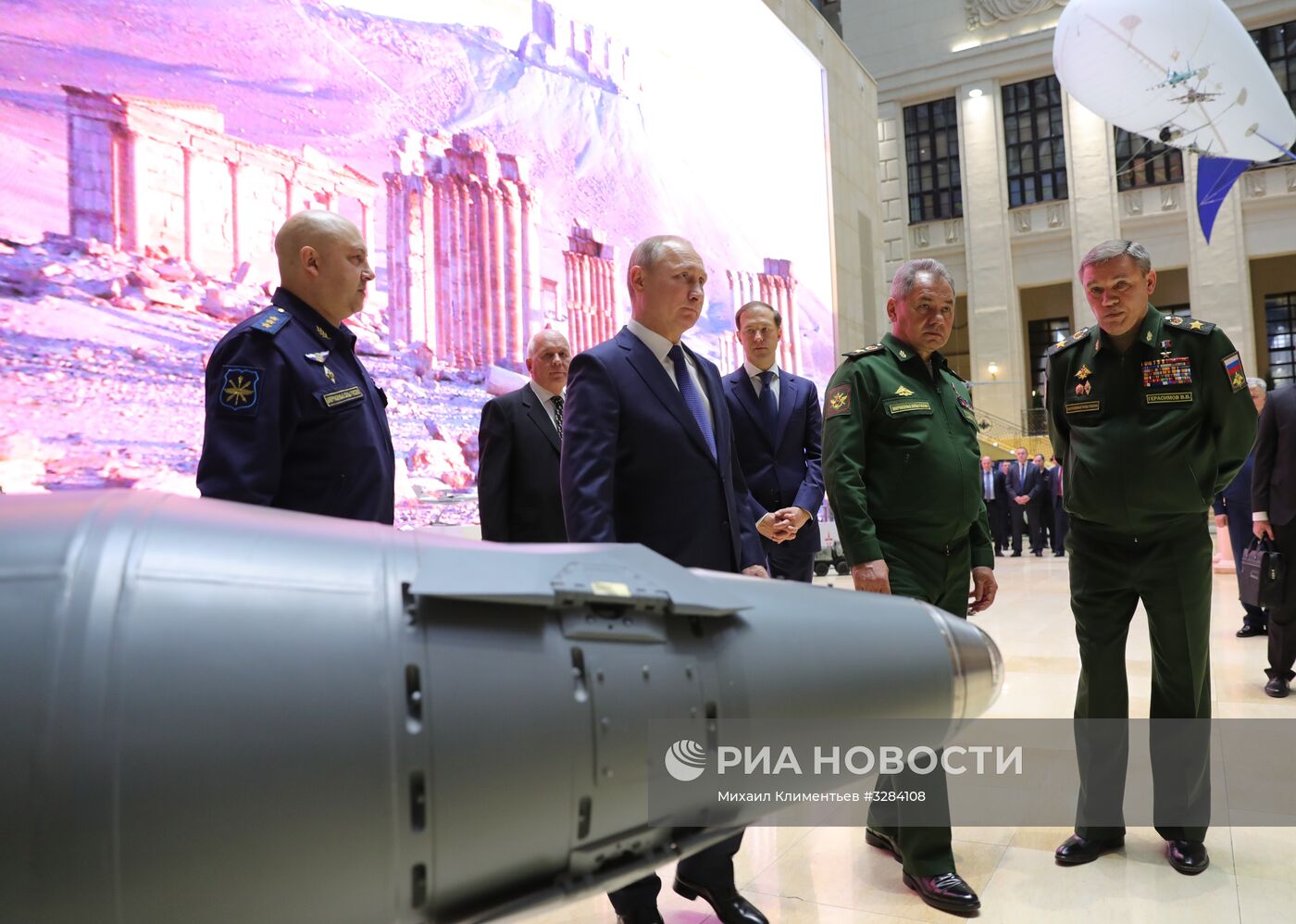 Президент РФ В. Путин посетил Национальный центр управления обороной РФ