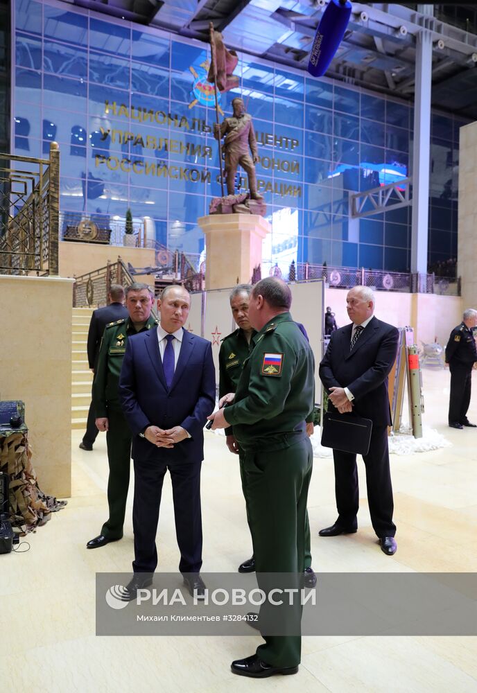Президент РФ В. Путин посетил Национальный центр управления обороной РФ