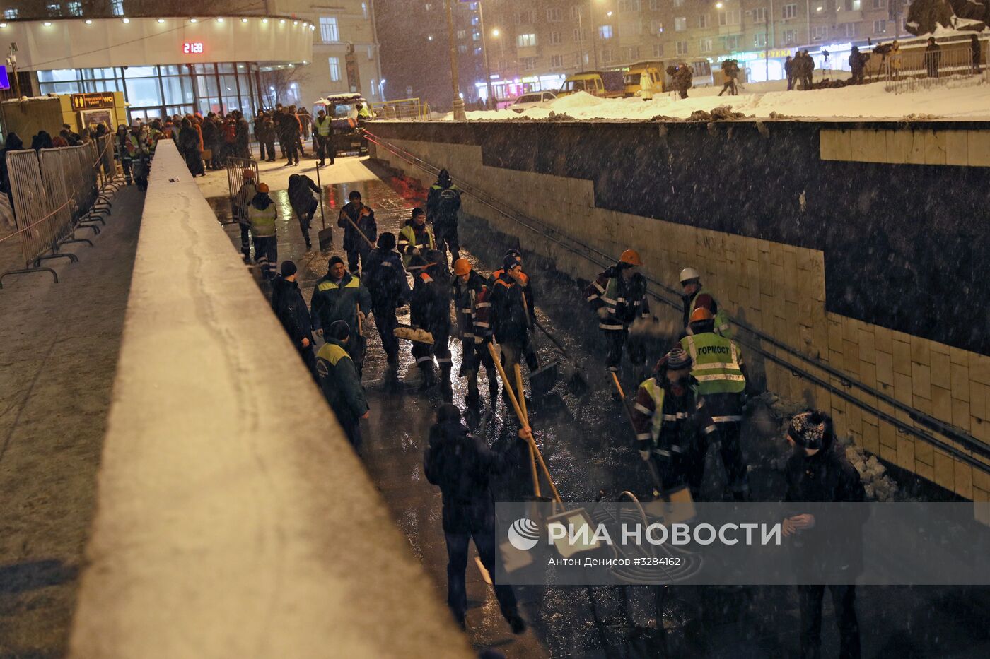 Строительные леса обрушились в переходе у метро "Улица 1905 года" в Москве