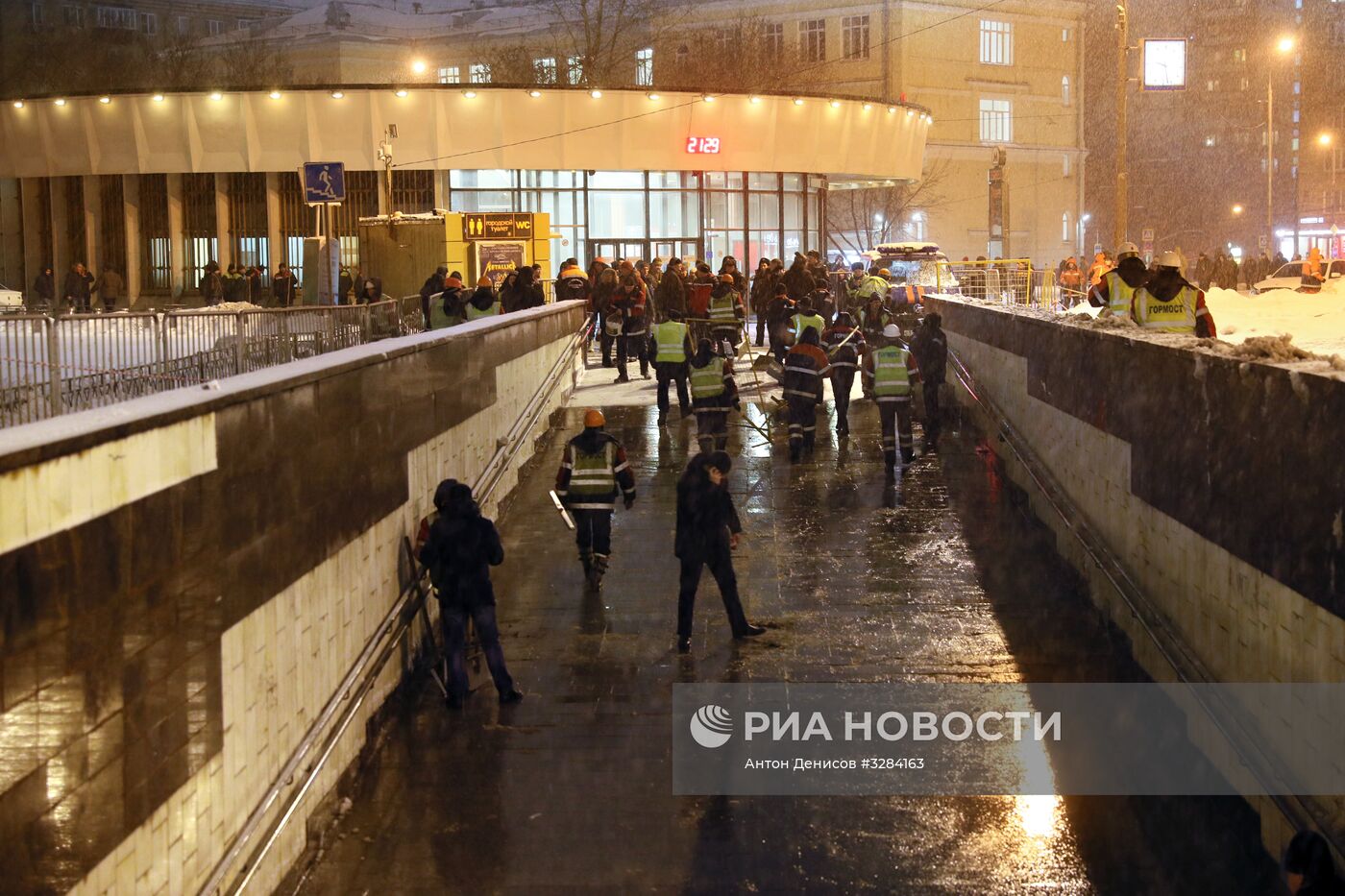 Строительные леса обрушились в переходе у метро "Улица 1905 года" в Москве