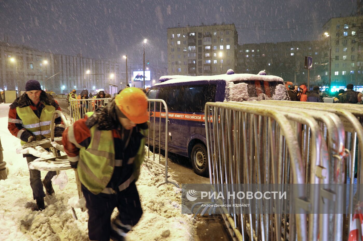 Строительные леса обрушились в переходе у метро "Улица 1905 года" в Москве