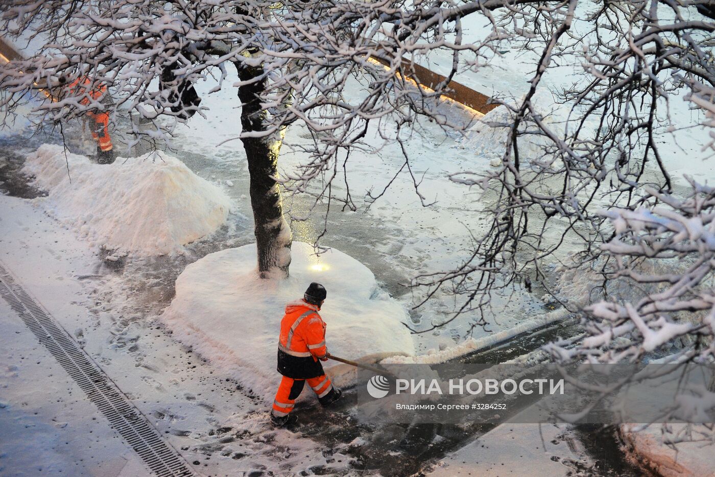 Уборка снега в Москве