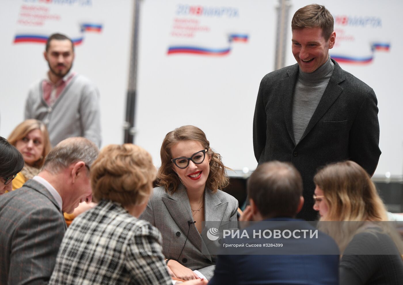 Передача подписей в поддержку регистрации К. Собчак на выборах президента РФ