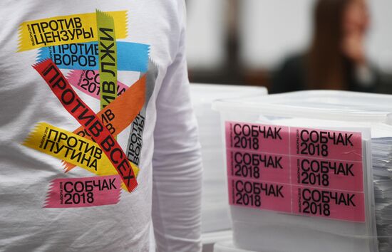 Передача подписей в поддержку регистрации К. Собчак на выборах президента РФ