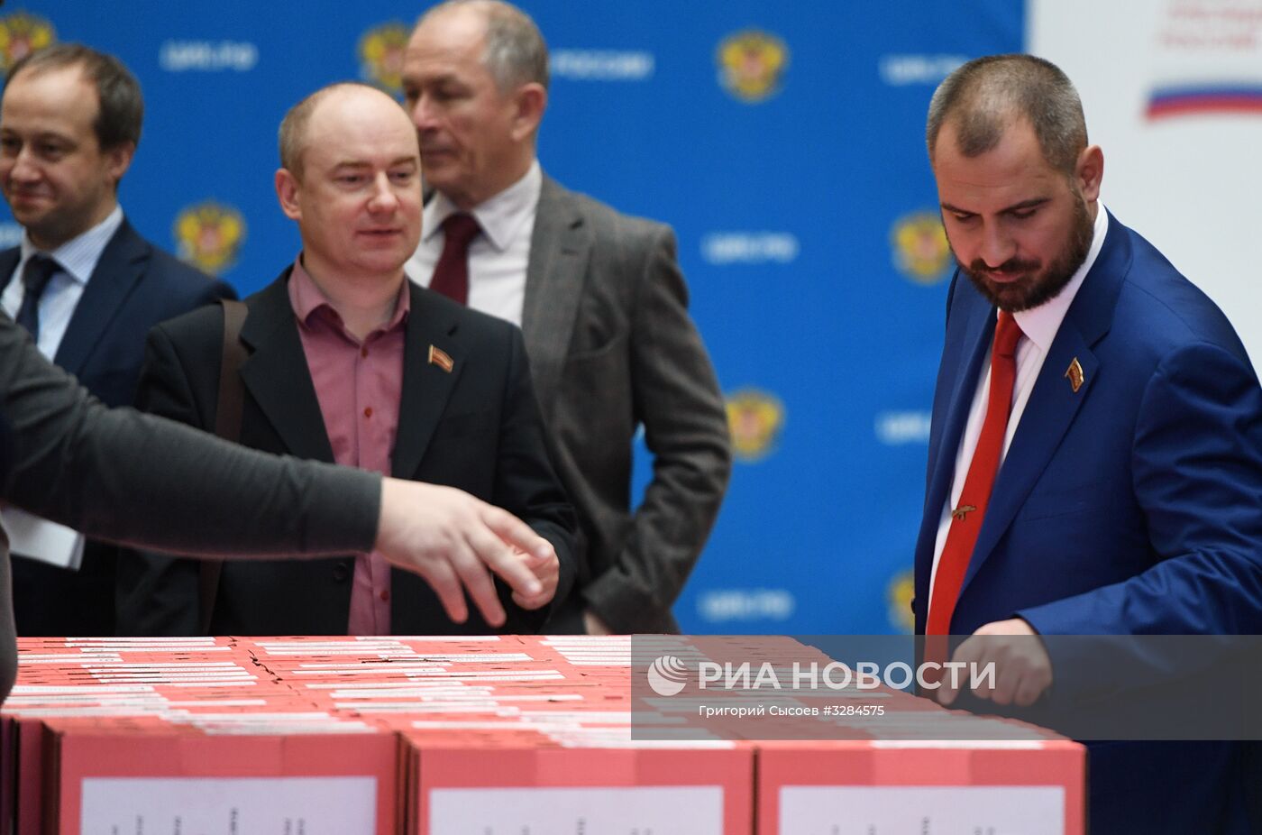 Передача в ЦИК РФ подписей от кандидатов в поддержку регистрации на выборах президента РФ
