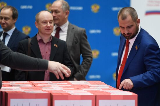 Передача в ЦИК РФ подписей от кандидатов в поддержку регистрации на выборах президента РФ