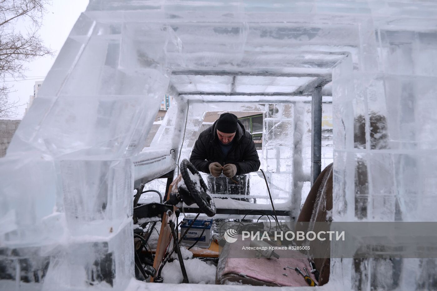Новосибирские автомобильные блогеры создали ледяной "Гелендваген"