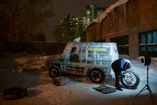 Новосибирские автомобильные блогеры создали ледяной "Гелендваген"