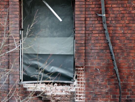 Последствия обстрела здания Минобороны ДНР в Донецке