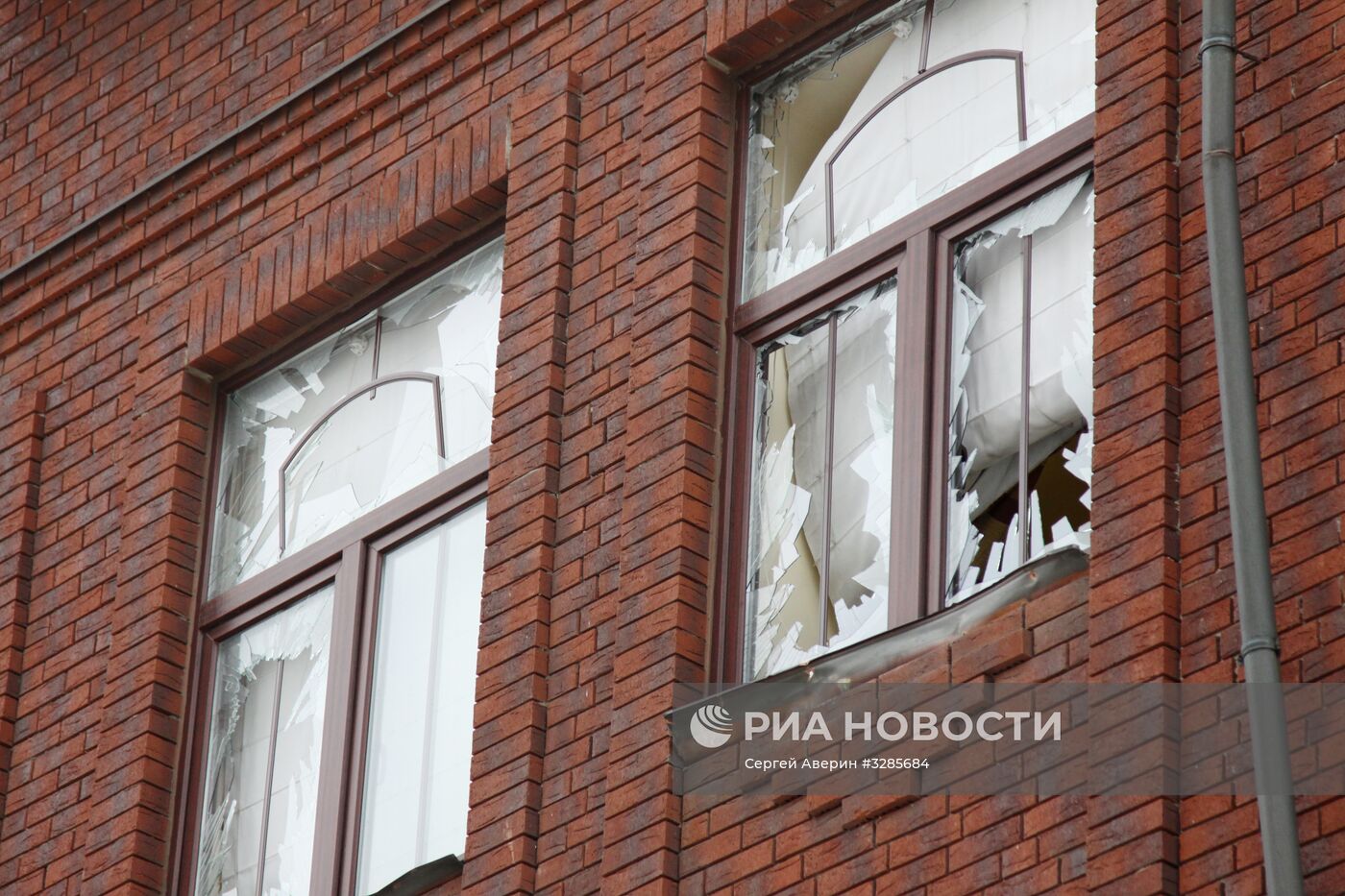 Последствия обстрела здания Минобороны ДНР в Донецке