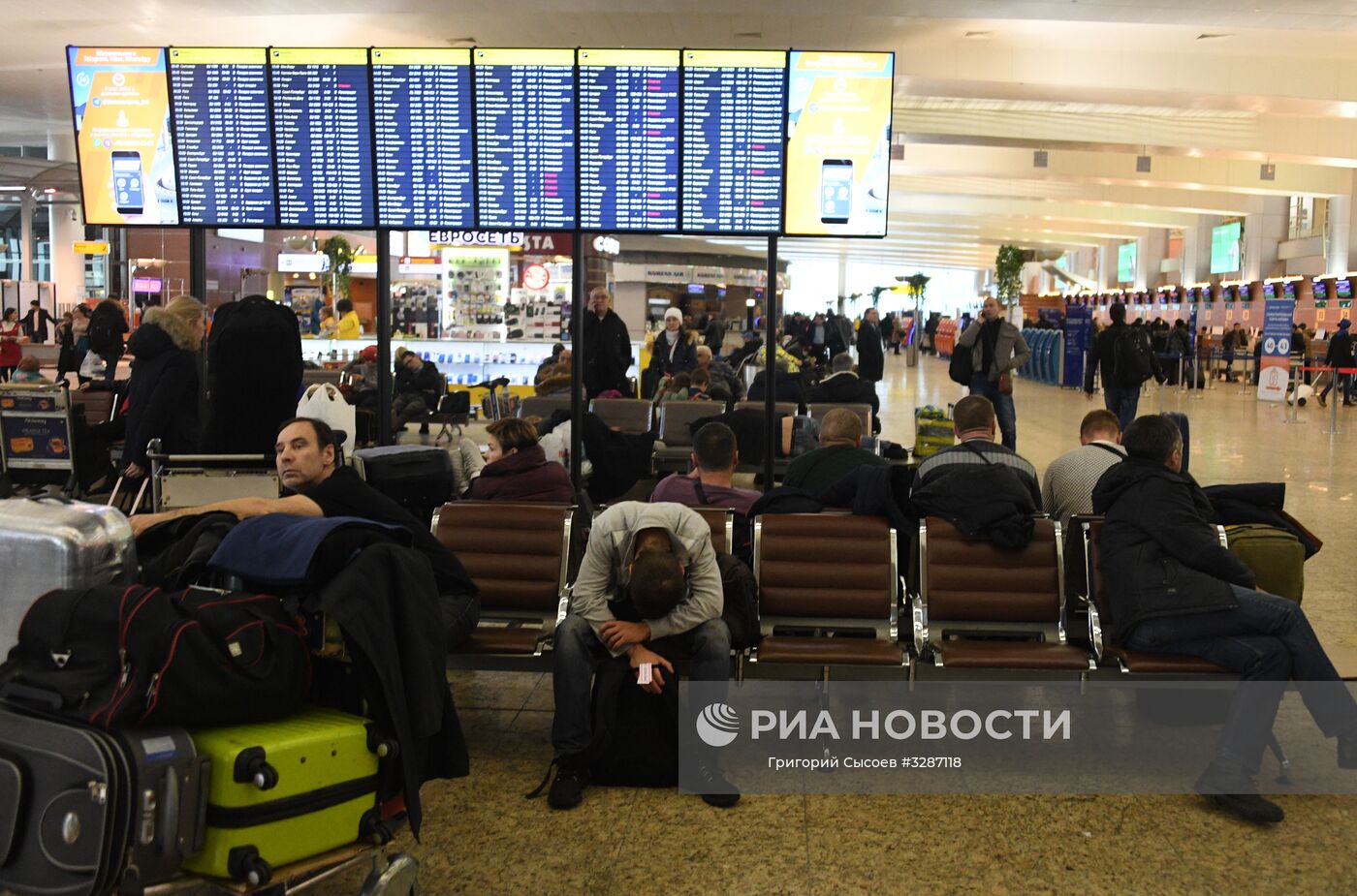 Рейс отменен. Пассажиры в аэропорту Домодедово. Задержка рейса в аэропорту. Пассажиры в аэропорту в масках. Аэропорт задержка рейсов.