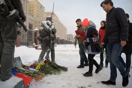 Цветы в память о погибшем летчике Р. Филипове у здания Минобороны РФ