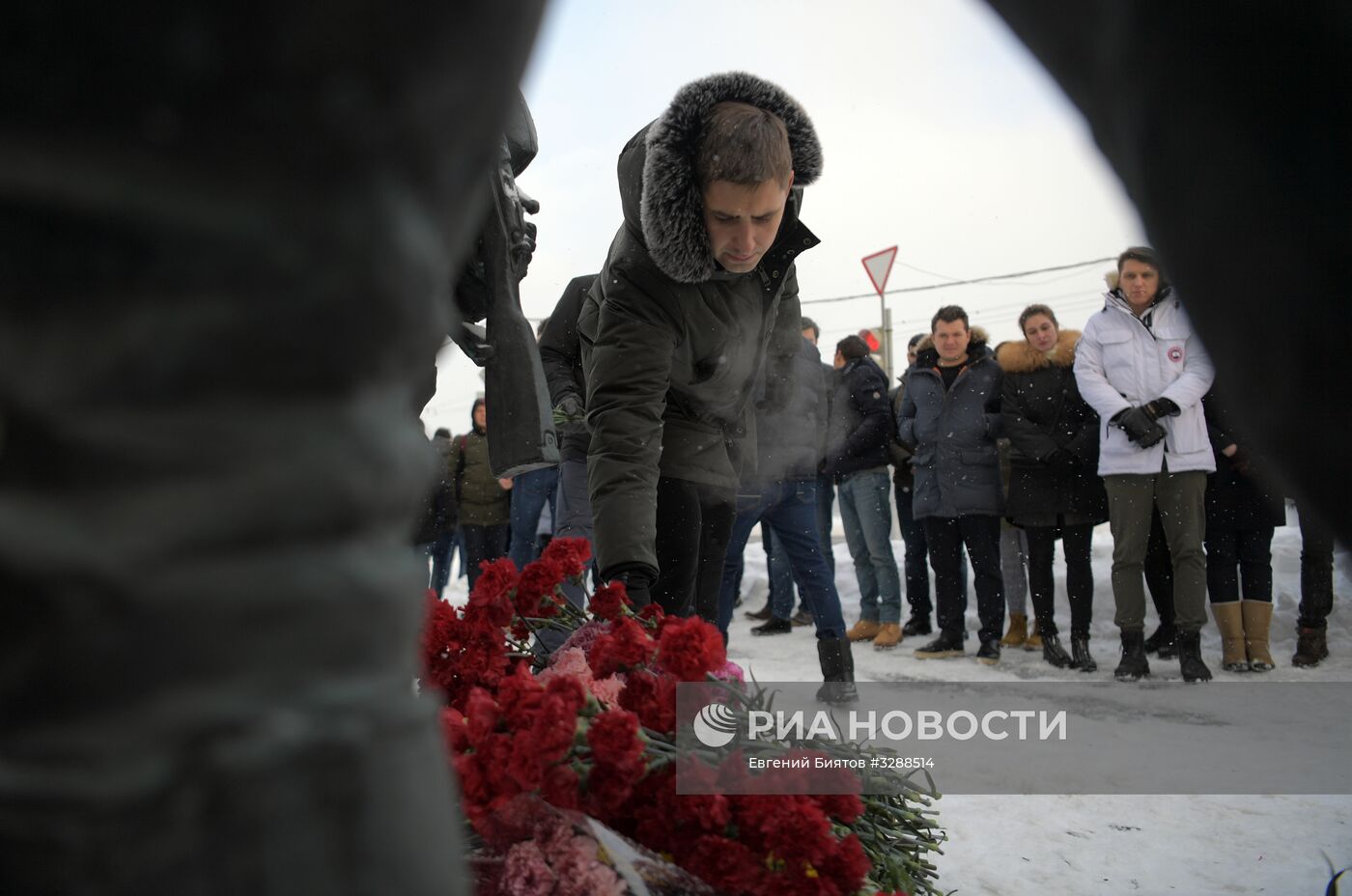 Цветы в память о погибшем летчике Р. Филипове у здания Минобороны РФ