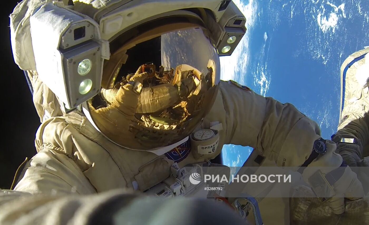 Роскосмос представил первые фотографии рекордного выхода в открытый космос космонавтов А. Мисуркина и А. Шкаплерова