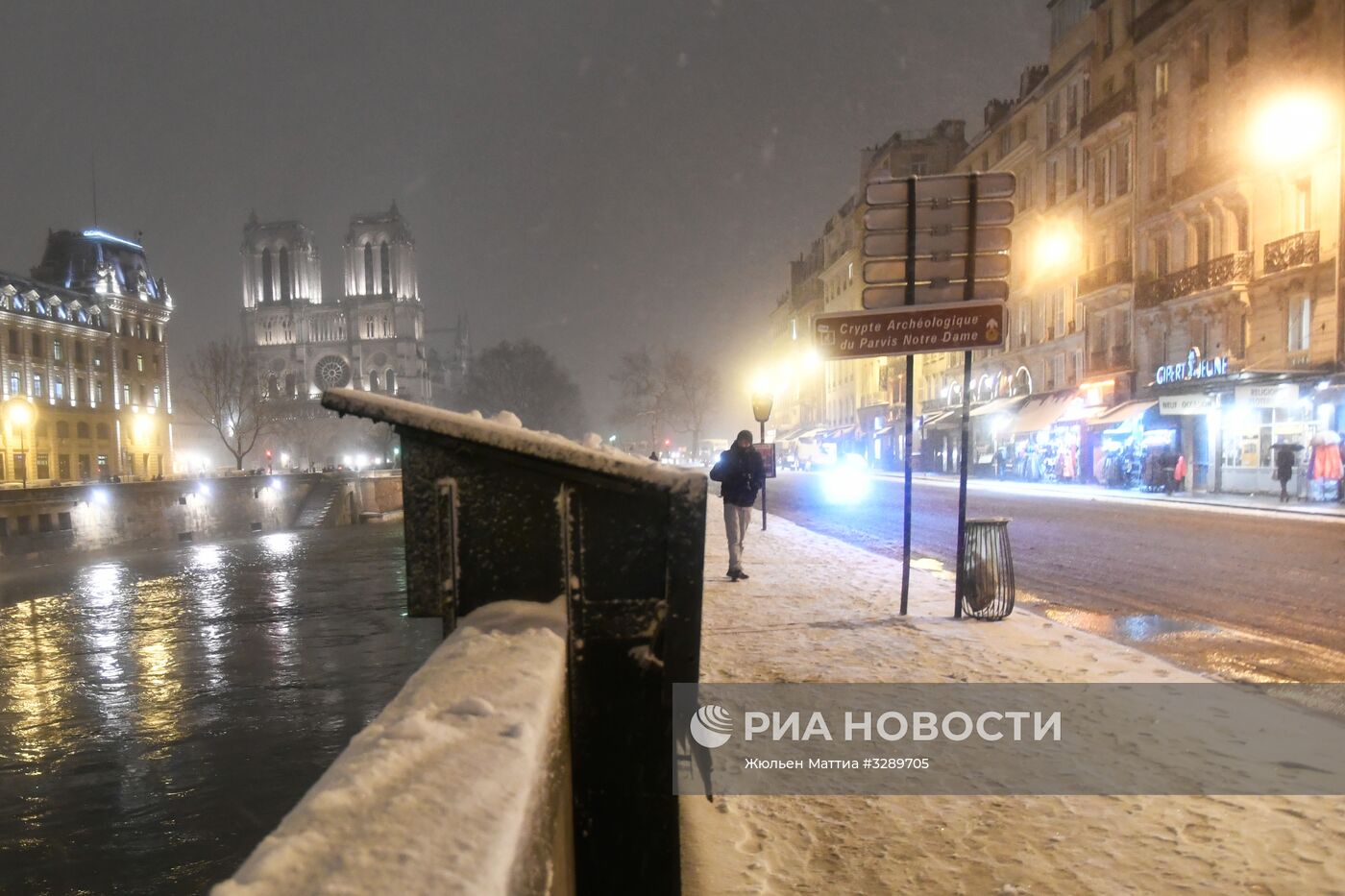 Снегопад в Париже