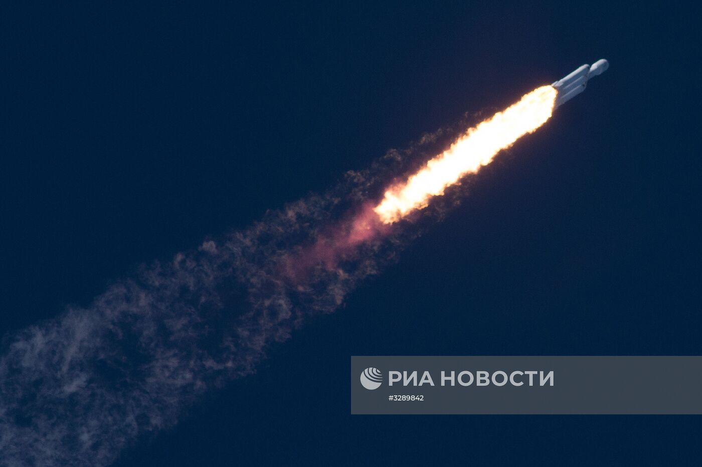 Ракета-носитель Falcon Heavy компании SpaceX успешно стартовала с мыса Канаверал