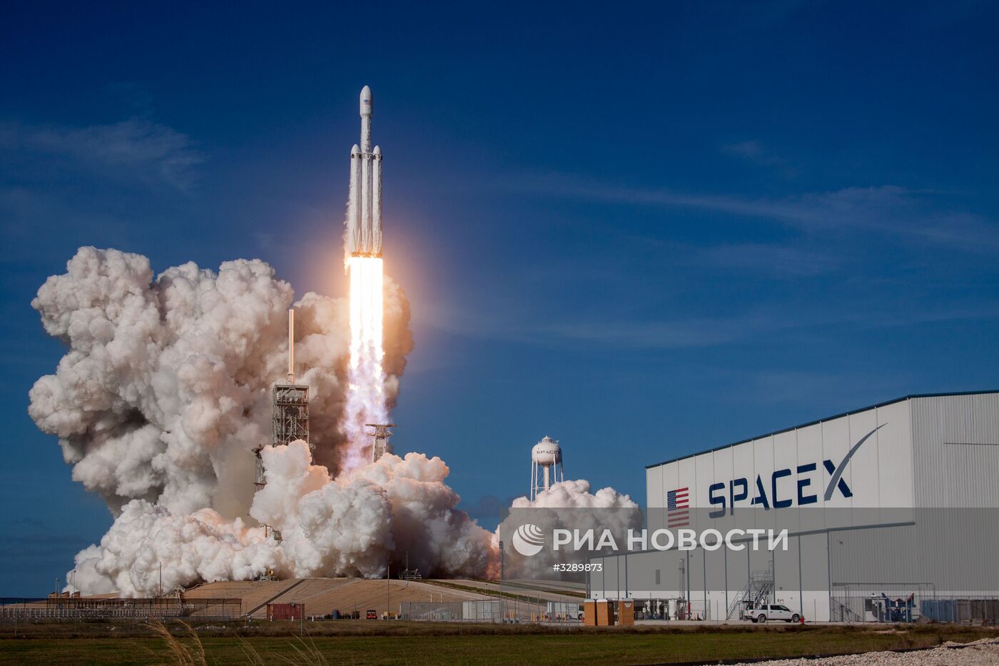 Ракета-носитель Falcon Heavy компании SpaceX успешно стартовала с мыса Канаверал