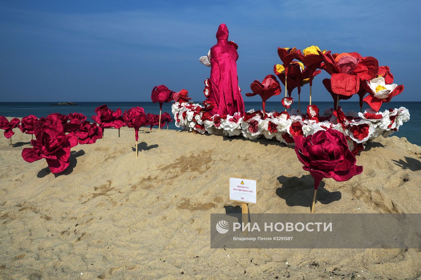 Арт-фестиваль FireArtFesta на пляже Кёнпо в Канныне