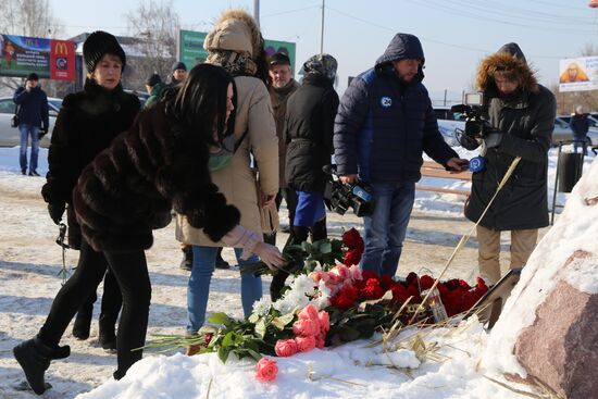 Акция памяти по погибшим при крушении самолета Ан-148