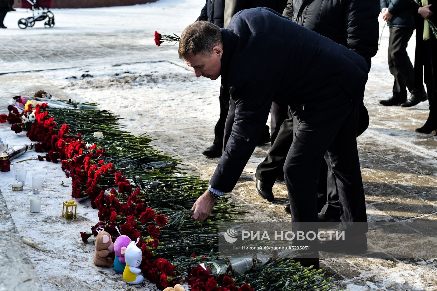 Жители Оренбурга несут цветы к монументу Валерия Чкалова в память о жертвах крушения Ан-148