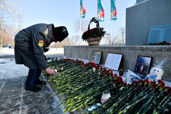 Жители Оренбурга несут цветы к монументу Валерия Чкалова в память о жертвах крушения Ан-148