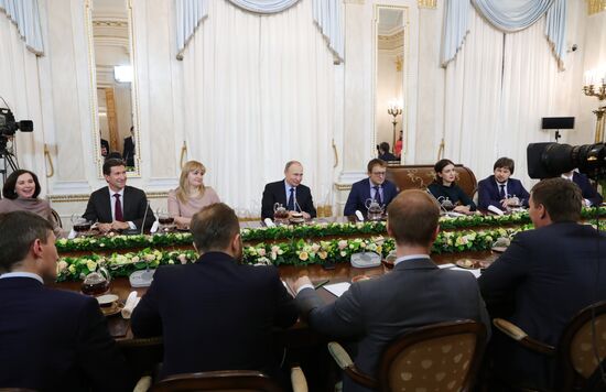 Президент РФ В. Путин встретился с финалистами конкурса "Лидеры России"