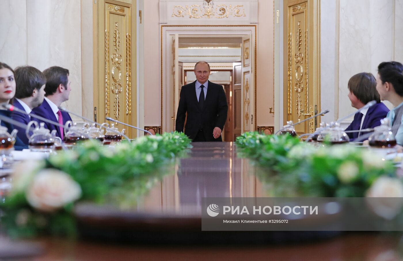 Президент РФ В. Путин встретился с финалистами конкурса "Лидеры России"