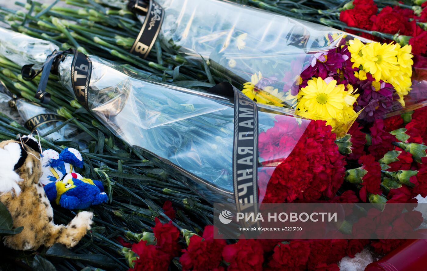 Жители Оренбурга несут цветы к монументу Валерия Чкалова в память о жертвах крушения Ан-148