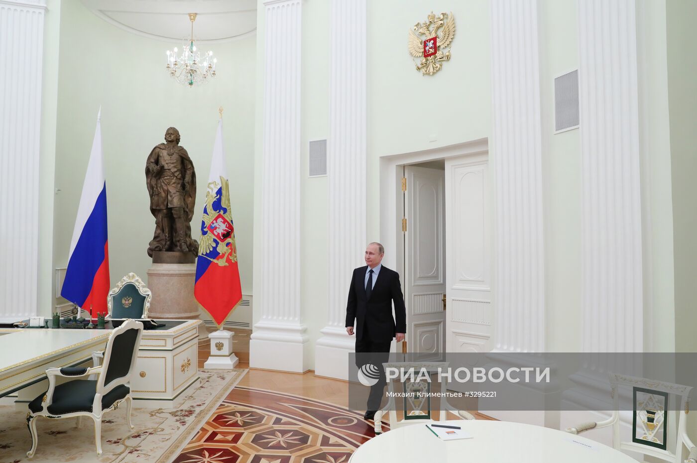 Президент РФ В. Путин встретился с президентом FIFA Дж. Инфантино
