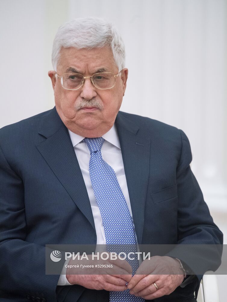 Президент РФ В. Путин встретился с президентом Палестины М. Аббасом