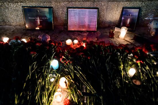 Цветы в память о погибших при крушении самолета Ан-148