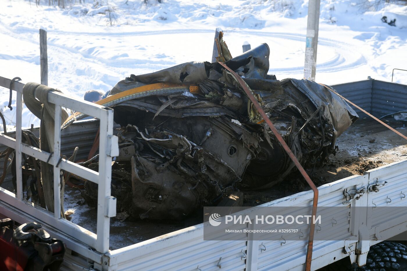 Вывоз фрагментов самолета Ан-148 с места крушения в Подмосковье