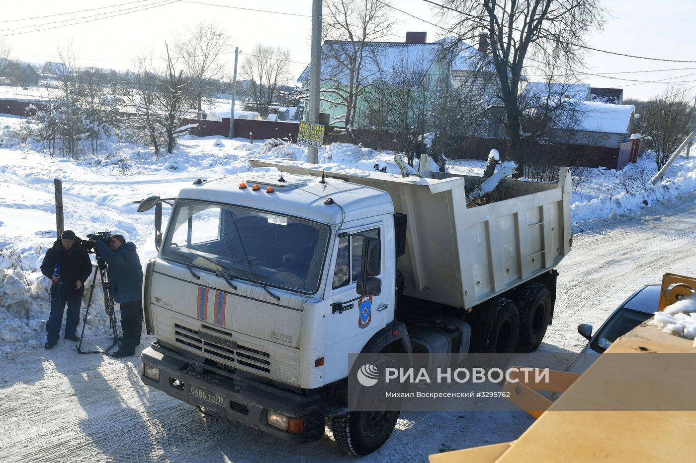 Вывоз фрагментов самолета Ан-148 с места крушения в Подмосковье